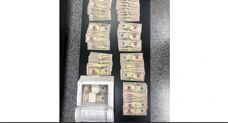 في المطار.. إحباط عملية تهريب مبلغ مالي كبير من الدولارات المزيّفة متوجّهة إلى هذا البلد