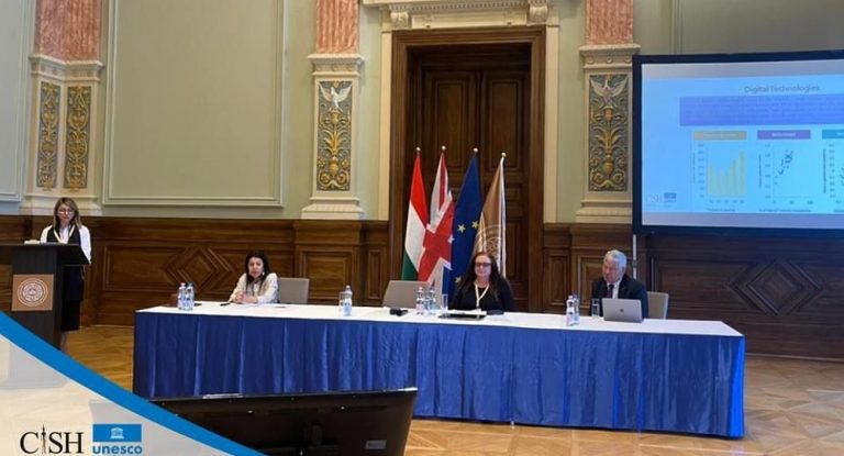 بالصور – د. دارينا صليبا أبي شديد تلقي محاضرة في المجر، لودوفيكا