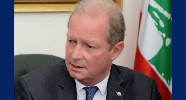 بالصورة – كميل شمعون يصل إلى جلسة مجلس النواب بسيارة جده الرئيس كميل شمعون