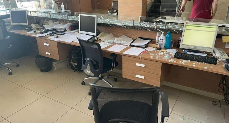 بالصور – مواطن غاضب يقدم على تكسير محتويات مصرف في هذه المنطقة