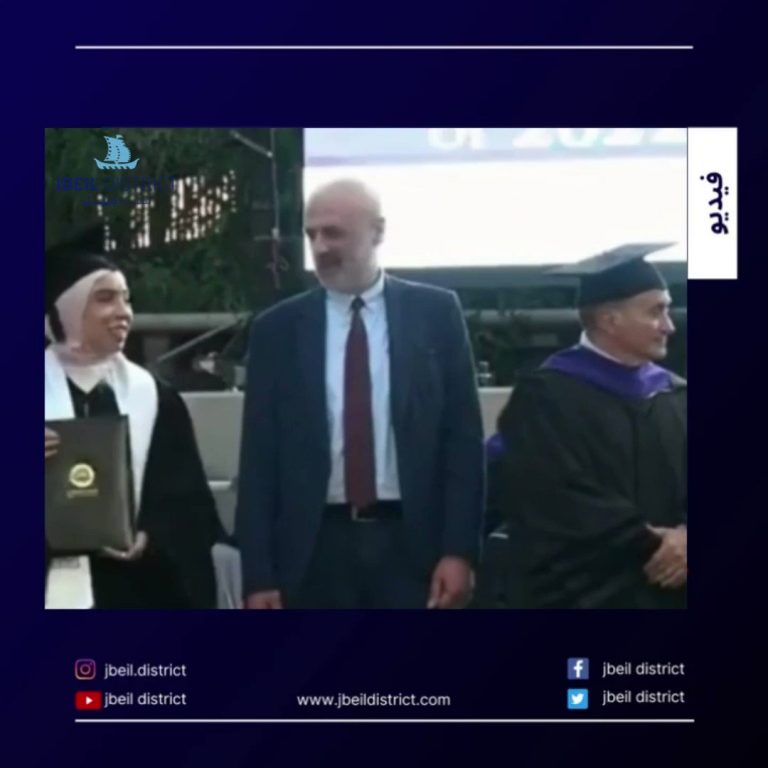 أمام وزير الداخلية.. شاب يطلبُ يدَ حبيبته للزواج في حفل تخرّج