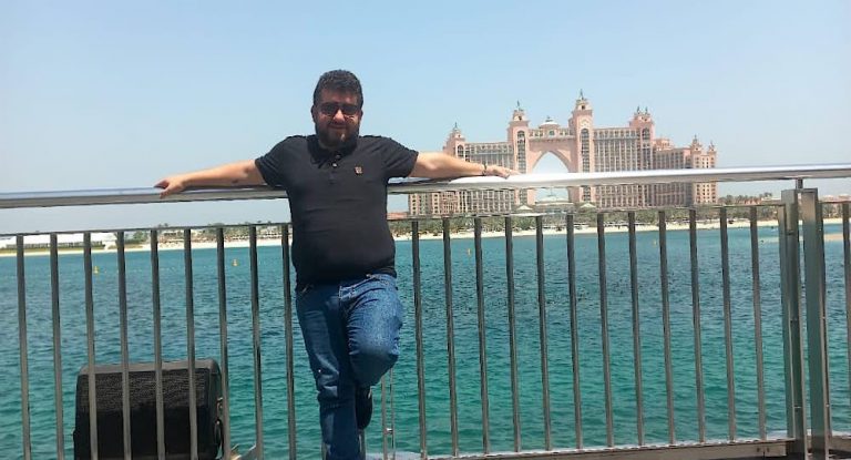 الإعلامي خليل مرداس : يا حضرة المسؤول الغربة صعبة رجعنا على بلدنا