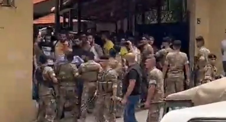 بالفيديو – إشكال بين “القوات” و “التيار” في كلية الحقوق… وهذا ما حصل