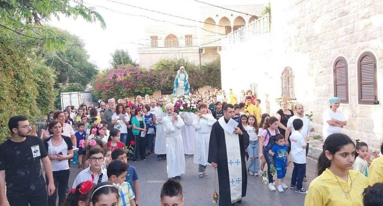 رعيّة السيدة عمشيت تختتم الشهر المريمي بزياح في أحياء البلدة