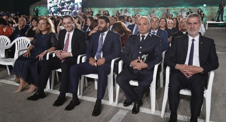 بالصور – العتيّق يهنّئ خرّيجي الجامعة اللبنانية الأميركية في بلاط