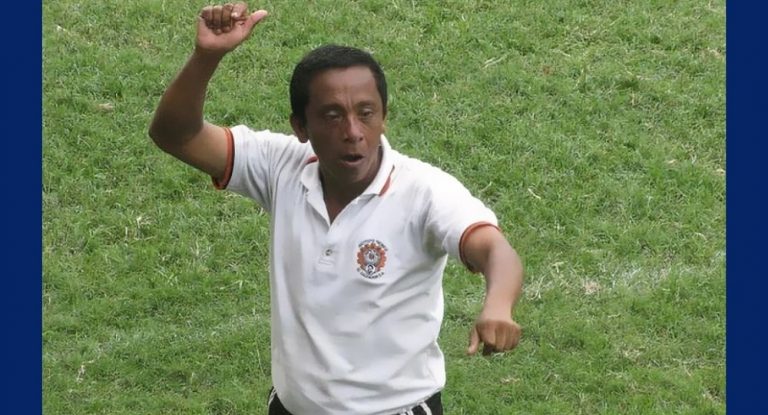 بالفيديو – وفاة حَكم بعد تعرّضه لإعتداء “وحشي” من اللاعبين والمشجعين