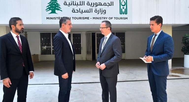نصّار تفقّد والسفير التركي الأعمال القائمة في مكتب الشبّاك الموحّد الجديد في الوزارة والتقى جمعية 100/100 liban