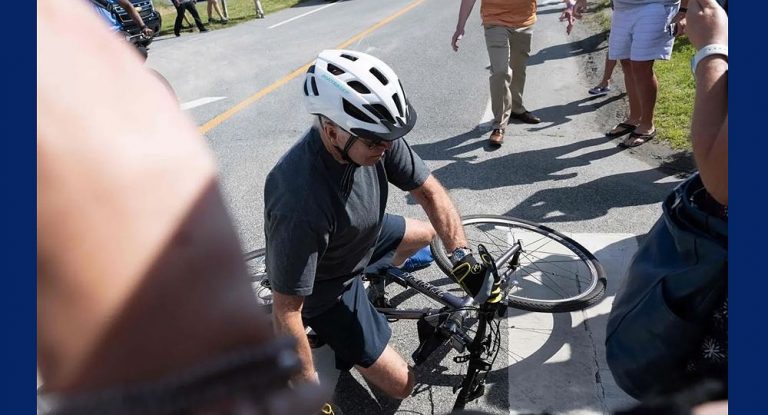 بالفيديو- الرئيس جو بايدن يسقط عن الدراجة الهوائية!