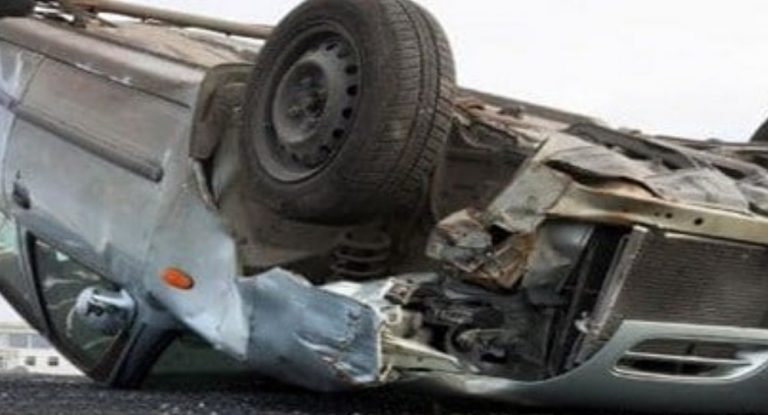 انقلاب سيارة واحتراقها وإصابة من فيها في هذه المنطقة