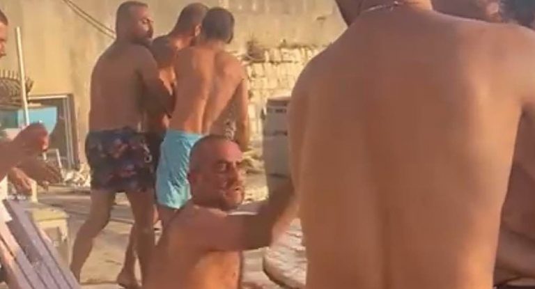 بالفيديو- بيار حشاش يتعرض للضرب في أحد مسابح البترون