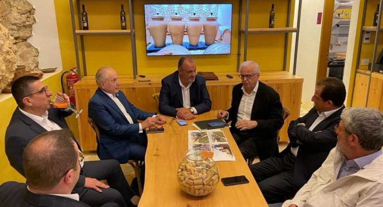 رئيس بلدية غلبون المهندس إيلي جبرايل يستقبل الوزير بوشكيان في  خمّارة Domaine de Saint Gabriel