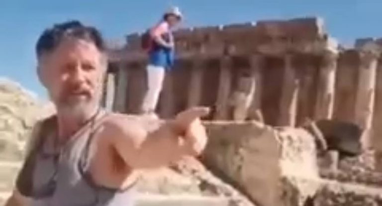 بالفيديو: مضايقات يتعرض لها السياح في قلعة بعلبك