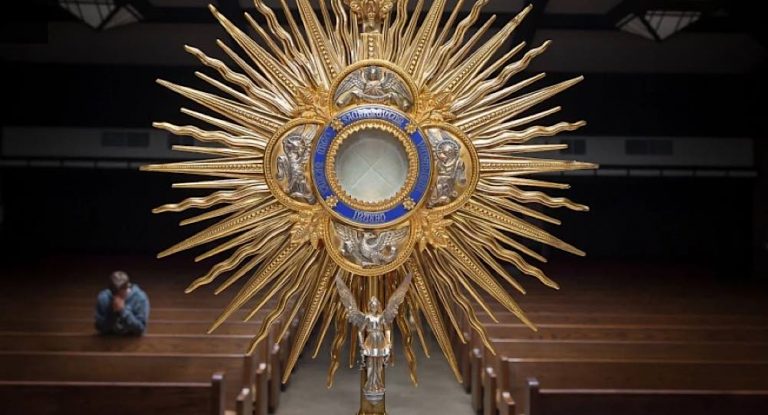 بالفيديو – القربان المقدس يتحوّل إلى قلب حيّ ينبض أمام عيون المؤمنين وعدسات الكاميرا داخل الكنيسة