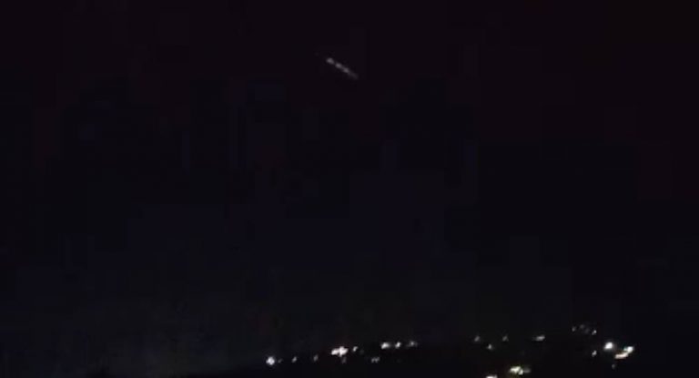 عاجل- خاص – بالفيديو: جسم غريب مضيء يمرّ في سماء كسروان