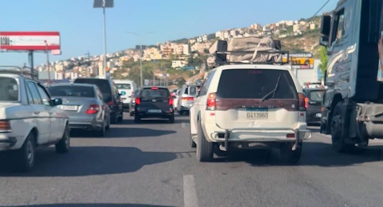 خاص – بالفيديو: طوابير الذل تسبب زحمة خانقة على أوتوستراد نهر ابراهيم بإتجاه جبيل