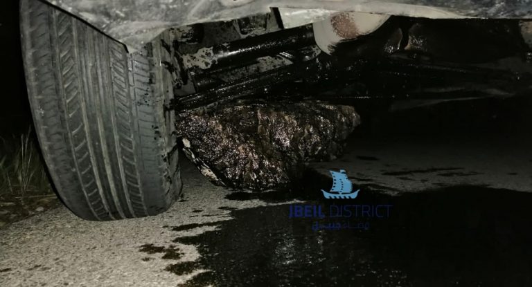 خاص – بالصور: خطر سرقة الرّيغارات وحادث قوي على طريق غرفين.. ولا حياة لمن تنادي!