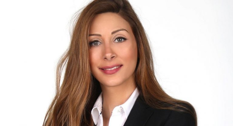 سينتيا زرازير تترك الاجتماع رافضة للنفاق ولاستخفاف العقول