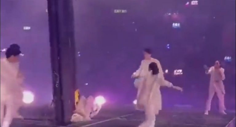 بالفيديو – مشهد مُرعب.. لحظة سقوط شاشة عملاقة على أعضاء فرقة موسيقية