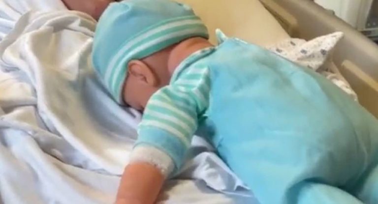 بالفيديو – مأساة تكسر القلوب.. ليليان شعيتو ضحية إنفجار بيروت تحضن دمية بدلاً من إبنها