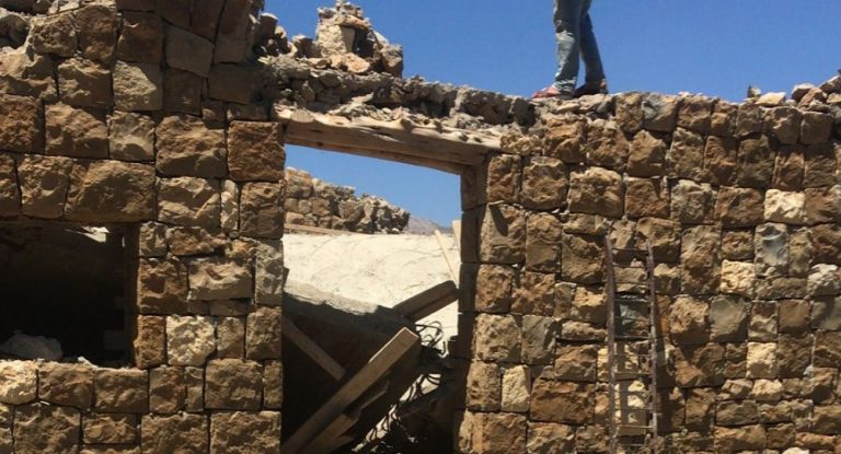 خاص – بالصور:قتيل جراء إنهيار سقف في بلدة جبيلية