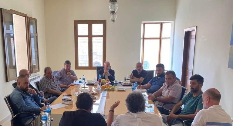بالصور – إجتماع في بلدية قرطبا برئاسة مرتينوس حول مشروع حفر البئر