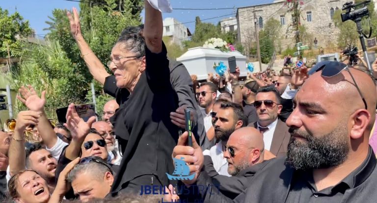 بالفيديو – بحرقة قلب .. هكذا ودّعت عائلة جورج الراسي إبنها… ووالدته “بدّي أعمل الطريق عحسابي”