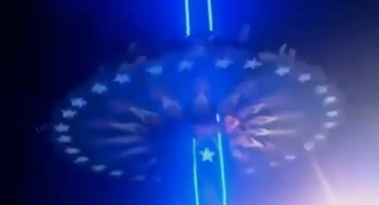 فيديو يخطف الأنفاس.. لحظات مرعبة أثناء سقوط لعبة في مدينة ملاهي ووقوع جرحى