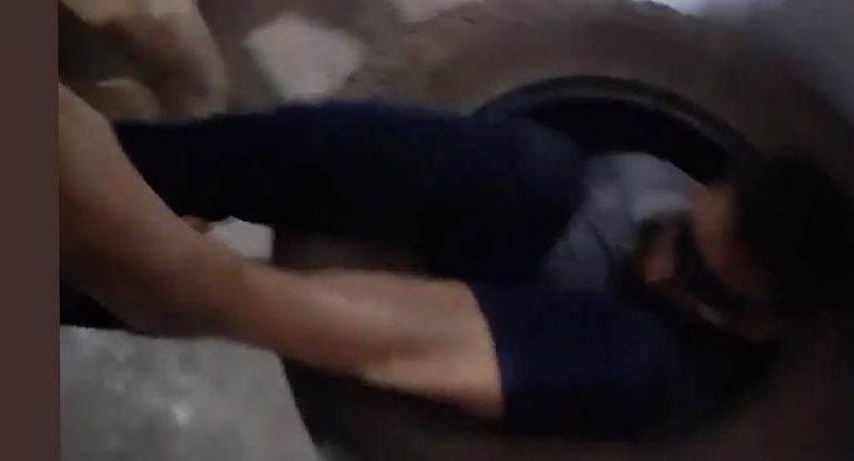 بالفيديو – مشهد مُرعب.. خطف ثلاثة شبّان وتعرّضهم للتعذيب