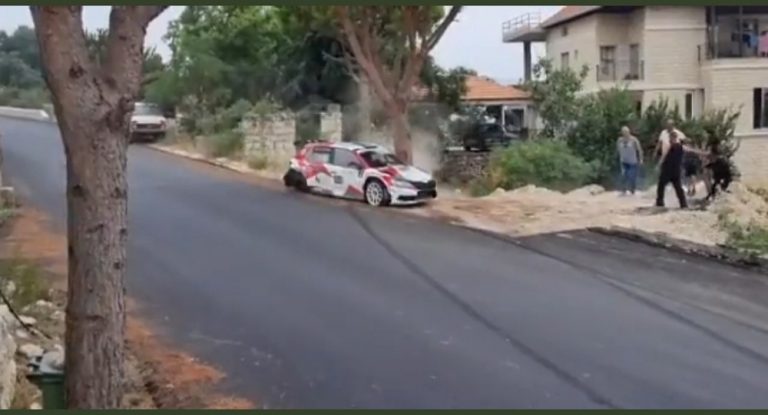 بالفيديو – تعرض السائق عبدالله رواحي لحادث تسابق في بطولة رالي لبنان