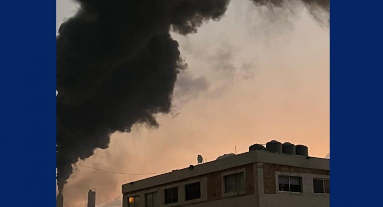 بالصور – دخان أسود كثيف من معمل الزوق