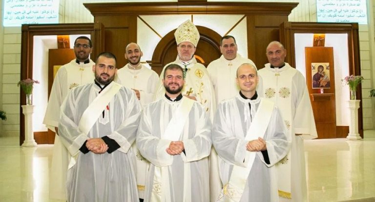 أبرشية جبيل المارونية تحتفل بسيامة ثلاثة شمامسة جدد