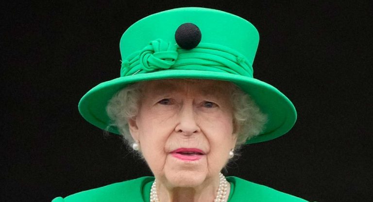 الملكة إليزابيث بخطر .. هذه حالتها الصحيّة