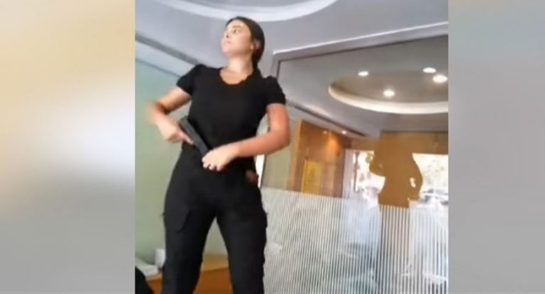 بالفيديو – ‏”عطيني المصريات دولار بسرعة”.. شابّة تقتحم بنك لبنان والمهجر..