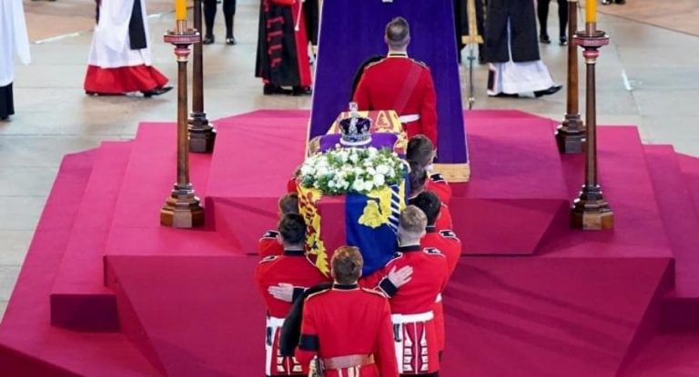 بالفيديو- رجل حاول رفع غطاء تابوت الملكة إليزابيث الثانية