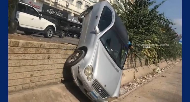 خاص-بالفيديو: سقوط سيارة من الطريق البحري على الأوتوستراد في جبيل
