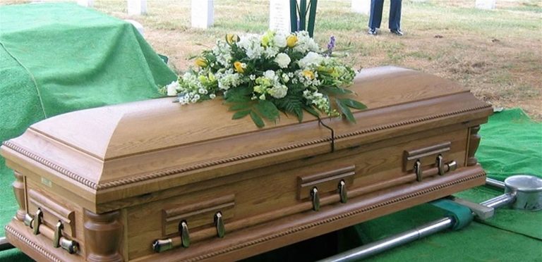 شاب يحضر جنازته!