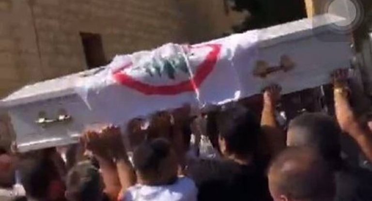 بالفيديو ـ التيار الوطني الحرّ يعترض جنازة في  ميرنا الشالوحي ويُطلق النار… “لا حرمة للموت.. يا عيب الشوم!”