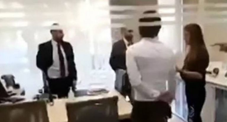 عاجل – بالفيديو: نائبة تقتحم مصرف للمطالبة بوديعتها