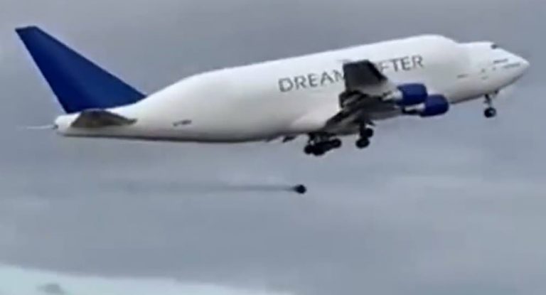 بالفيديو – سقوط عجلة طائرة بعد ثوان من إقلاعها.