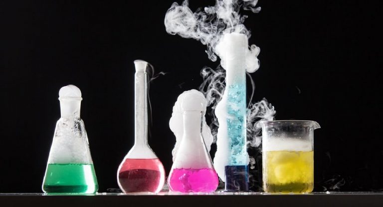 بالفيديو – تجربة كيميائية فاشلة تتسبّب بكارثة