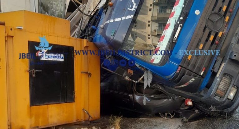 بالصّور – كارثة حقيقيّة في المنصورية منذ قليل.. شاحنة تسحق سيارة بالكامل