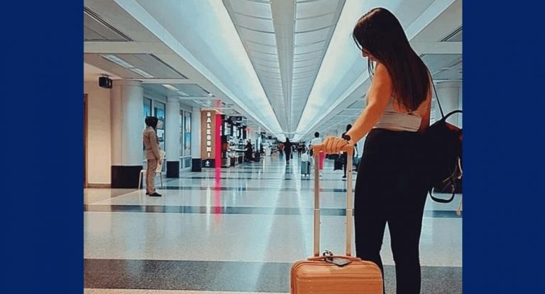 إعلامية تُهاجر لبنان .. وتوّدعه من المطار بكلمات مؤثرة