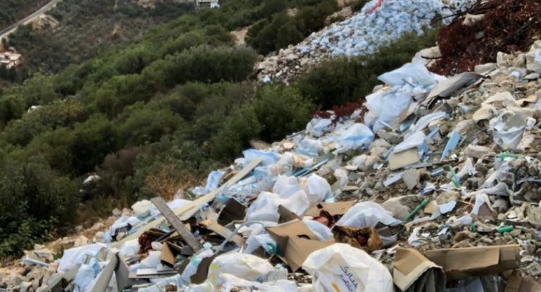 خاص – رمي كميّة كبيرة من النفايات أمام كنيسة في قضاء جبيل.. وغضب واسع من الأهالي