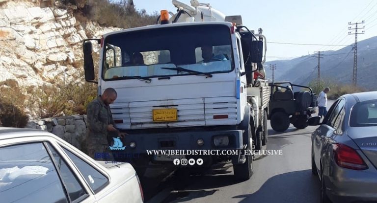 خاص-بالصور : صهريج يفرغ حمولة الصرف الصحي داخل الريغارات في حبالين -جبيل