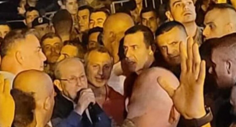 بالفيديو – عون ينضمّ إلى أنصاره في ‘بيت الشعب’