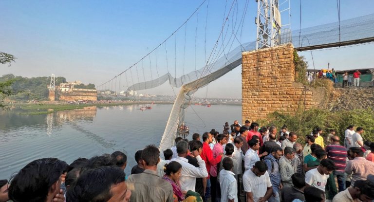 بالفيديو – اللحظات الأولى قبل كارثة إنهيار جسر في الهند ومقتل ١٣٢ شخصاً حتّى الساعة