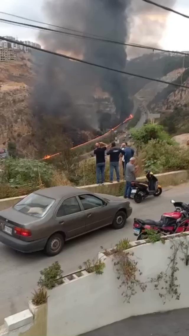 عاجل: انقلاب صهريج بنزين على طريق المتن السريع واشتعاله وسحب الدّخان تغطّي المنطقة*