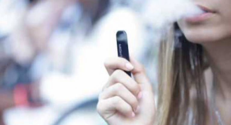 موضة ” الفايب “أمراض قاتلة.. أضرار التدخين الإلكتروني على القلب والأسنان والرئة