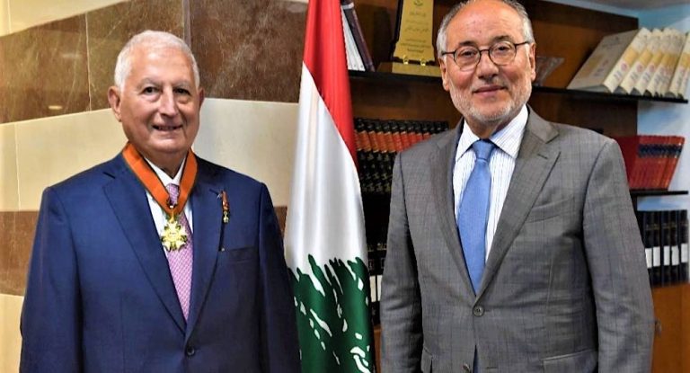 الحلبي قلّد هنري العويط “أكثر المتميّزين استحقاقاً للتكريم على مستوى الوطن وسام الأرز الوطني ليغتني الوسام بحامله”