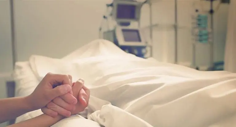 حالته حرجة جداً.. ابن الـ 22 عاماً في المستشفى يُصارع الموت بسبب “برغر”!